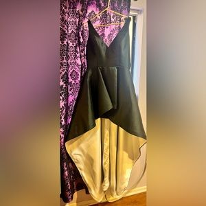 Beautiful evening gown. Extremely flattering and elegant.